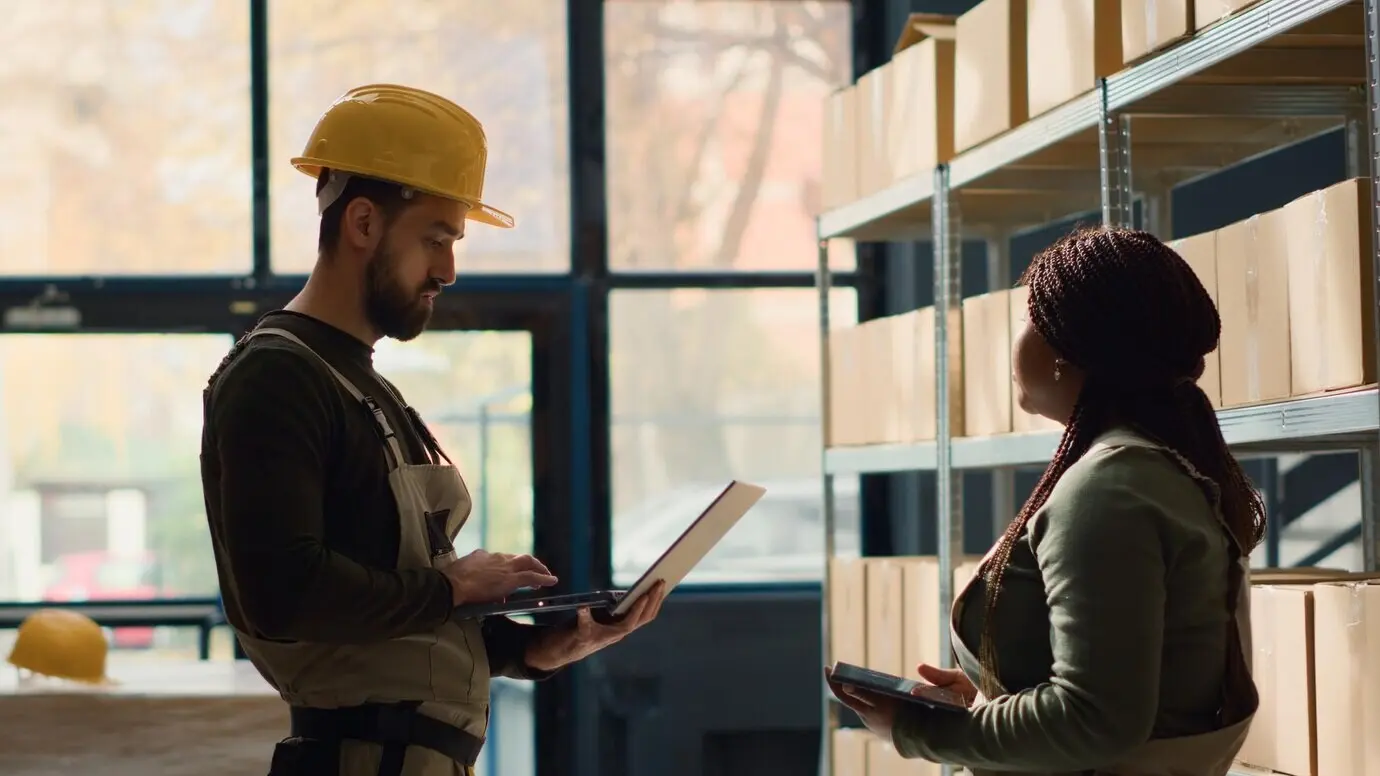 Mitarbeiter überprüfen den Lagerbestand.