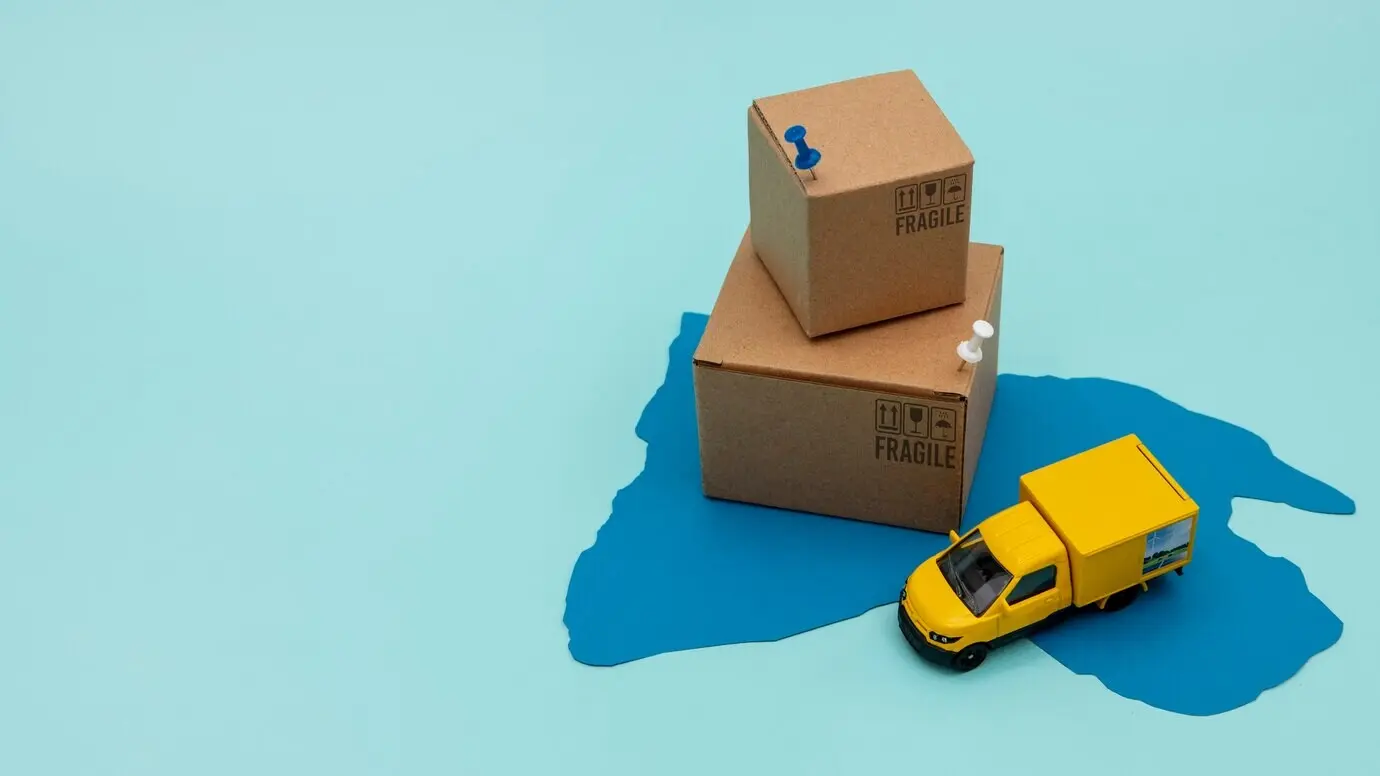 Gelber Lastwagen und Kisten aus der Vogelperspektive