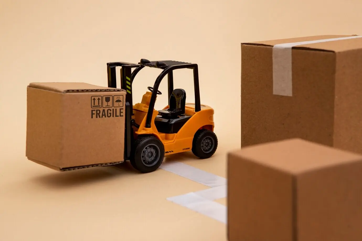 Lieferkettenkonzept mit Gabelstapler und Kisten